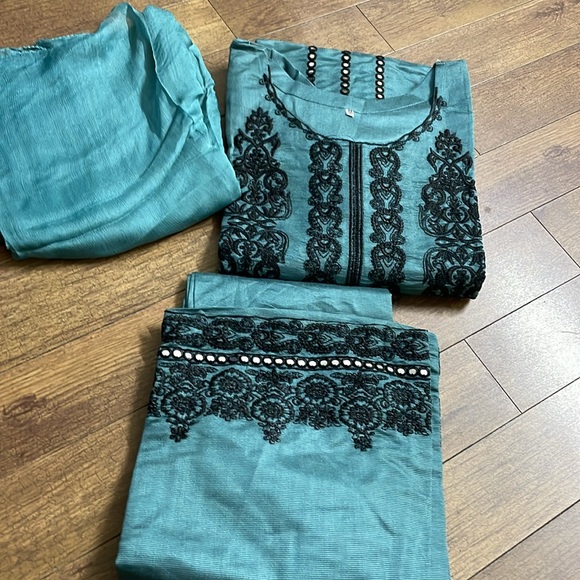 Pakistani embroidered mirror work suit - Picture 15 of 16